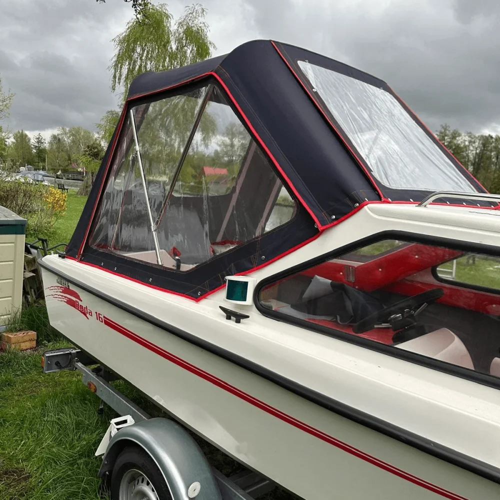 Boot mit Verdeck auf Anhänger