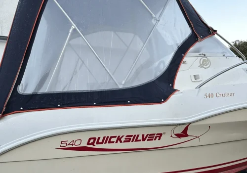 Boot mit Verdeck auf Anhänger