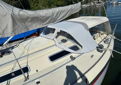 Boot mit Sprayhood auf dem Wasser